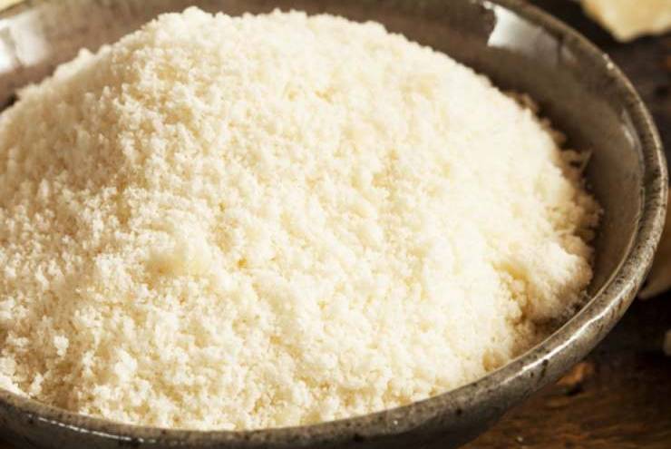 Unite anche il grasso del guanciale ed infine anche il guanciale stesso ed amalgamate bene. Il risultato deve essere cremoso e avvolgente, mai liquido: servite immediatamente con un’altra bella spolverata di pecorino grattugiato fresco ed una macinata di pepe.