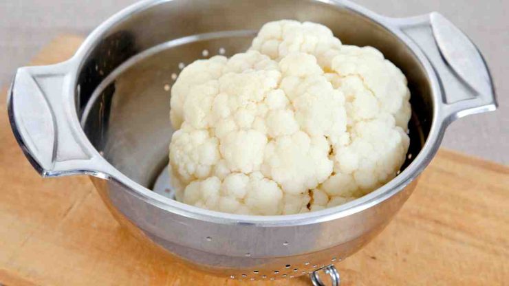 Per realizzare queste polpette deliziose, iniziate lavando il cavolfiore: pulitelo ricavando le cime e lessatele in acqua salata fino a che saranno morbide, ma senza sfaldarsi. Fatto ciò scolate e fate intiepidire, quindi trasferite tutto in un colino e schiacciate il cavolfiore in modo che perda quanta più acqua possibile. Lasciatelo sgocciolare completamente e raffreddare per circa una mezz’oretta.