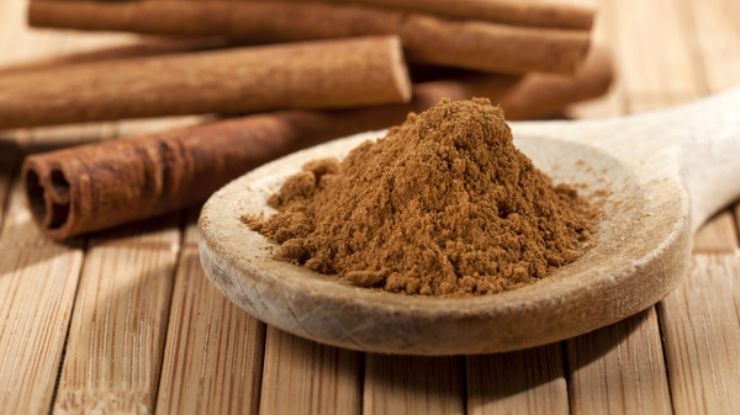 Preparate la glassa montando burro, formaggio, zucchero a velo e vaniglia insieme con le fruste elettriche, quindi guarnite i cinnamon rolls ancora tiepidi facendola colare in modo irregolare ed abbondante sulla superficie e serviteli subito, morbidissimi e golosi!