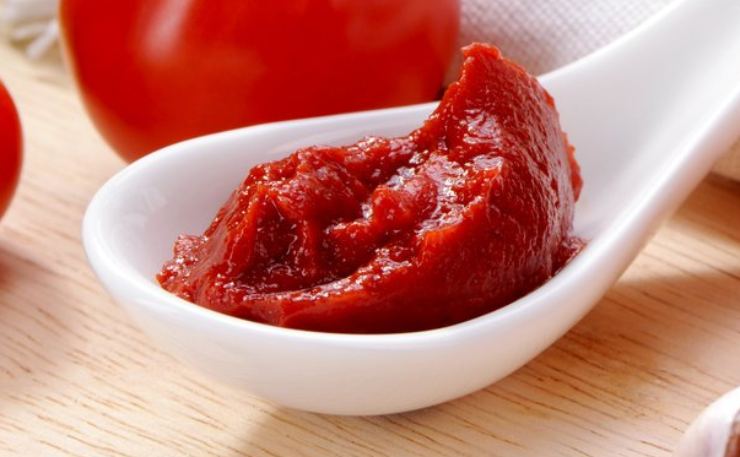 Unite i pezzi di carne e fateli dorare su tutti i lati a fuoco vivace, finché non avranno una bella crosticina all’esterno, poi versate il vino rosso e lasciate evaporare la parte alcolica a fiamma alta. Fatto ciò aggiungete il concentrato di pomodoro diluito in un bicchiere d’acqua calda, mescolate bene ed abbassate la fiamma.