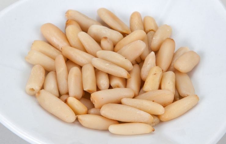 Coprite con un coperchio e lasciate cuocere a fuoco dolce per circa 45/50 minuti, aggiungendo un po’ d’acqua o brodo se necessario.Negli ultimi 10 minuti di cottura aggiungete le olive taggiasche ed i pinoli, mescolate e lasciate insaporire: aggiustate di sale e pepe, eliminate le erbe aromatiche e servite subito ben caldo con il suo sughetto avvolgente e saporito.