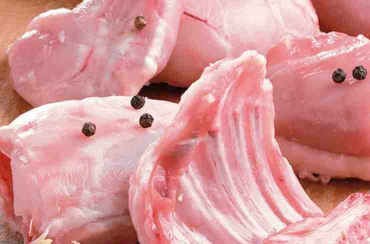 Iniziate sciacquando il coniglio in pezzi sotto l’acqua fredda, quindi tamponatelo con carta da cucina per asciugarlo. Per un sapore più delicato e meno selvatico, se avete tempo, lasciate la carne a riposo in acqua ed aceto per un’oretta (trucchetto della nonna infallibile).Tritate finemente la cipolla e l’aglio e fateli rosolare in un tegame ampio con un filo generoso di olio extravergine d’oliva, poi aggiungete anche il rosmarino e l’alloro per insaporire.