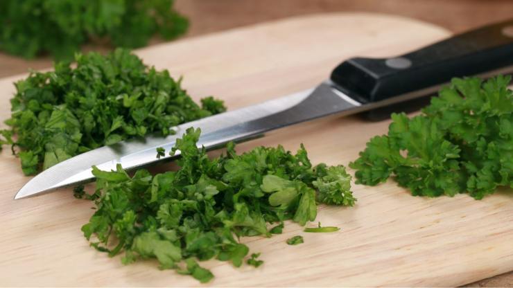 Mentre le cozze si aprono, mescolate scuotendo la padella e togliete subito dal fuoco appena tutte le cozze sono aperte. Aggiungete del prezzemolo tritato ed una bella macinata di pepe: assaggiate il brodetto: salate solo se davvero serve e portate subito in tavola con tanto pane tostato o crostini. 