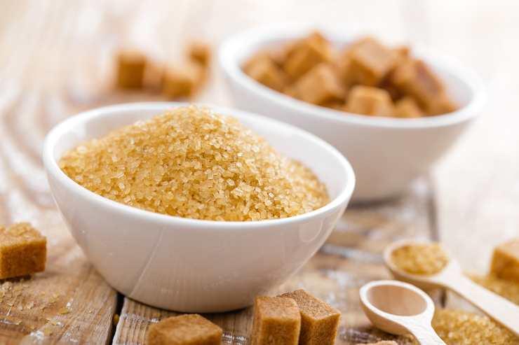 Spolverate la superficie con un po’ di zucchero di canna mescolato con una punta di cannella e cuocete in forno statico preriscaldato a 180 gradi per 40-45 minuti, finché la crostata sarà dorata. Lasciate raffreddare completamente prima di tagliare: è ancora più buona dopo qualche ora, quando i sapori si amalgamano alla perfezione ma sicuramente nessuno riuscirà ad aspettare tanto per potersela gustare!