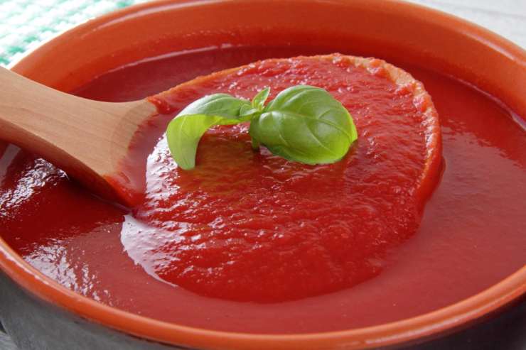 Lasciate soffriggere dolcemente finché saranno dorati, ma senza farli bruciare. Aggiungete la passata di pomodoro, la salvia, salate leggermente e portate a bollore: lasciate cuocere per una decina di minuti, quindi unite i fagioli già lessati e ben scolati e mescolate.