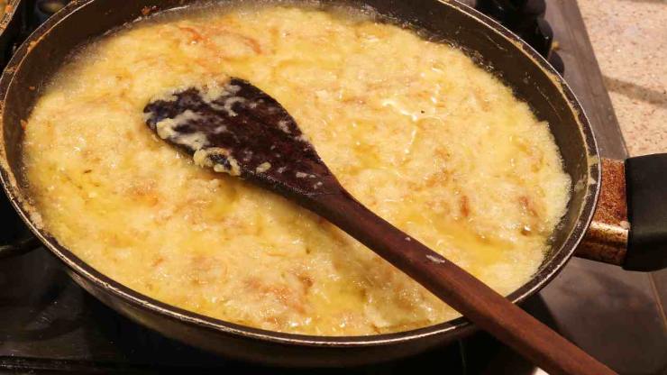 Girate il frico aiutandovi con un piatto e cuocetelo anche dall’altro lato per altri 10 minuti, fino ad ottenere una crosticina croccante e dorata. Fatto ciò sarà pronto: servitelo subito ben caldo, tagliato a fette ed accompagnato da un po’ di polenta!