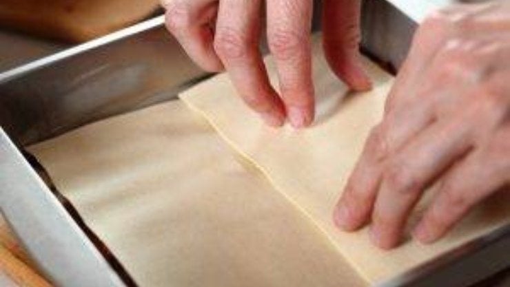 Fatto ciò componete la vostra lasagna: distribuite un po’ di besciamella sul fondo di una teglia, distribuite il primo strato di sfoglia, poi proseguite con abbondante ricotta e spinaci. Aggiungete anche la mozzarella tagliata a pezzetti e la besciamella e proseguite in questo modo fino a terminare con besciamella, mozzarella ed un’abbondante spolverata di parmigiano reggiano grattugiato. Cuocete a 200 gradi per circa 35/40 minuti o fino a che apparirà ben gratinata in superficie: estraetela dal forno e servitela subito!