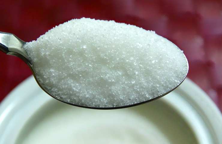 Iniziate versando lo zucchero e l’acqua in una casseruola capiente antiaderente e scaldate a fuoco medio fino a che assumerà la consistenza di uno sciroppo chiaro. Aggiungete le mandorle ed un pizzico di sale, mescolando continuamente con un cucchiaio di legno: continuate a cuocere fino a quando lo zucchero inizierà a cristallizzarsi e le mandorle si ricopriranno di una patina granulosa.