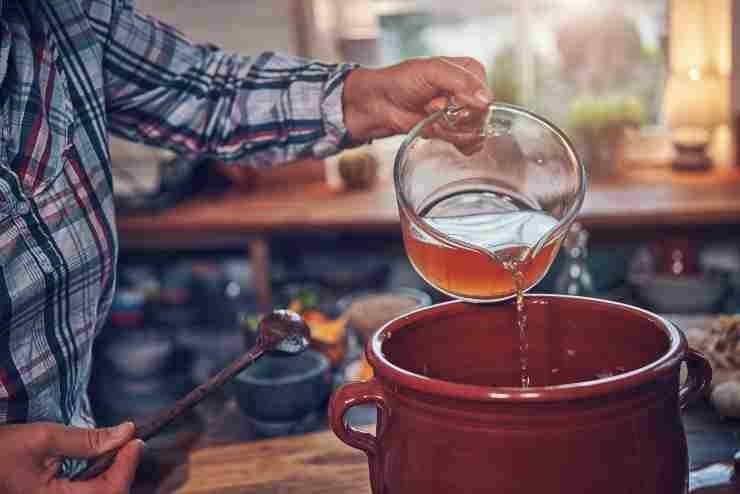 A metà cottura unite anche i fagioli ed i piselli, regolate di sale e pepe e proseguite fino a che il vostro minestrone risulterà denso e profumato. Spegnete e servitelo caldo con un filo d’olio extra vergine d’oliva a crudo e, se vi piace, una spolverata di parmigiano reggiano grattugiato. Sentirete che profumo genuino e gustoso!