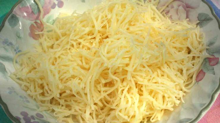 Con una spatola, sollevate delicatamente i bordi della omelette ed inclinate la padella per far scorrere il composto ancora liquido verso i bordi. Quando la parte superiore sarà quasi rappresa ma ancora leggermente morbida, aggiungete eventuali farciture come verdure saltate, formaggi o salumi. Ed ora il trucco della nonna: una volta inserito il ripieno desiderato, contate appena 5 secondi e piegate la omelette a metà oppure arrotolatela delicatamente. 