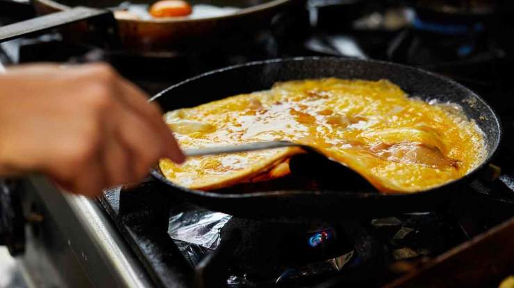 Il cuore resterà morbido e quasi cremoso, cuocendosi con il calore prodotto all’interno. Lasciate cuocere per un altro minuto, giusto il tempo che il formaggio si sciolga e spegnete. Servitela calda, decorando con erbe fresche a piacere e servitela subito in tavola in modo da poterla assaporare in tutta la sua cremosità e bontà!