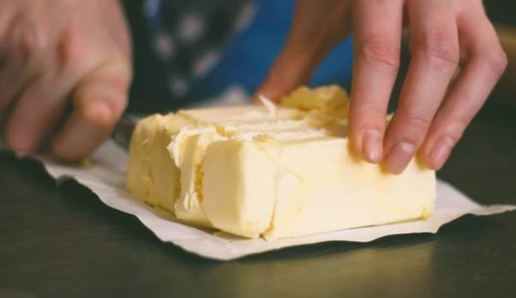 In una casseruola larga, versate il burro ed un filo d’olio extra vergine d’oliva e fate rosolare carota, sedano e cipolla tritati finemente a fuoco dolce fino a farli diventare morbidi.Infarinate leggermente gli ossibuchi scuotendo l’eccesso e metteteli nella casseruola: rosolate bene su entrambi i lati fino ad ottenere una bella doratura uniforme.