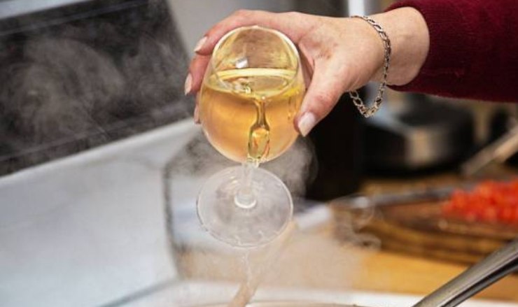 Fatto ciò versate il vino bianco e lasciate evaporare completamente la parte alcolica. Unite il brodo caldo fino a coprire la carne a metà, regolate di sale e pepe, coprite e cuocete a fuoco basso per un’ora e mezza. Girate l’ossobuco a metà cottura ed aggiungete altro brodo caldo se necessario.