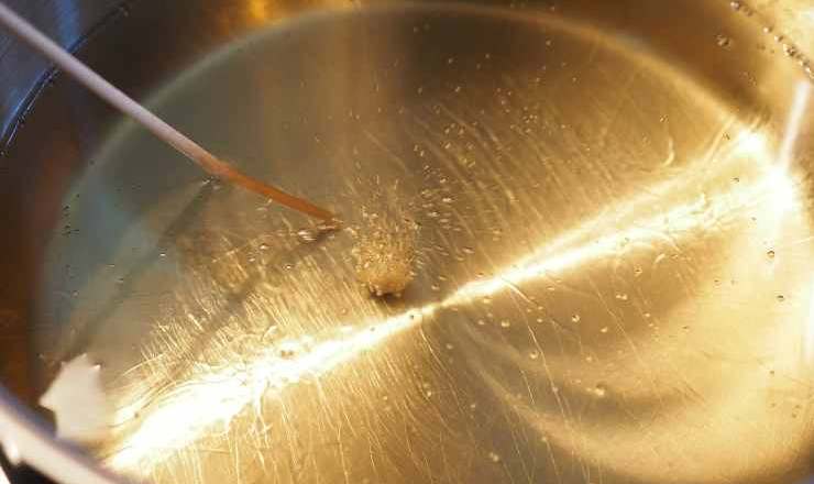 Ripiegate ogni disco di pasta a metà per ottenere una mezza luna e sigillate bene i bordi con i rebbi di una forchetta, così da evitare fuoriuscite in cottura. Scaldate abbondante olio di semi in una padella capiente e profonda e portatelo a temperatura. Quando sarà ben caldo friggete i panzerotti pochi alla volta: cuoceteli 3/4 minuti circa per lato, fino a che saranno dorati e gonfi. Prelevateli con una schiumarola e scolateli su carta assorbente: serviteli subito caldi e filanti.