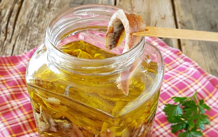 Accendete a fuoco dolce e fate soffriggere, mescolando spesso in modo che l’acciuga si sciolga completamente e schiacciando leggermente l’aglio perchè rilasci il suo aroma. Fatto ciò, quando l’aglio sarà dorato toglietelo ed aggiungete i ceci: mescolate per un paio di minuti a fuoco dolce ed aggiungete un mestolo di brodo caldo in modo da ricoprirli. Iniziate così la cottura, mettete il coperchio lasciandolo leggermente aperto e proseguite per un’ora circa.