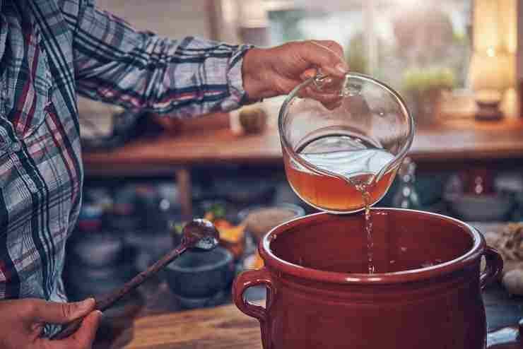 I ceci dovranno essere morbidi, mantenendo la loro consistenza: monitorate la cottura ed aggiungete altro brodo caldo quando il precedente sarà assorbito. Trascorso il tempo necessario regolate di sale ed unite un po’ di prezzemolo fresco: mescolate bene e con un mixer ad immersione frullate parzialmente i ceci. Fatto ciò aggiungete la pasta direttamente nel condimento, se necessario versate ancora brodo caldo fino ad ultimare la cottura.