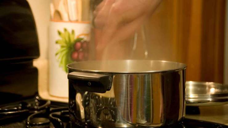 Mescolate continuamente in questa fase della cottura e tenete la fiamma al minimo per evitare che la pasta si attacchi al fondo o si bruci. In questo modo otterrete quella consistenza cremosa al punto giusto tipica della pasta e ceci napoletana della tradizione antica: una vera bontà da non perdere!