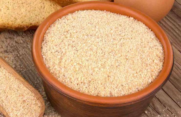 Ungete una teglia da forno e fate un primo strato di pasta, aggiungete le melanzane, la mozzarella a dadini, mortadella, un po’ di caciocavallo ed il sugo di carne. Ripetete fino a terminare gli ingredienti, completate con sugo, pangrattato e caciocavallo in superficie e cuocete in forno statico a 180 gradi per circa 35/40 minuti o fino a che la crosticina sarà dorata e croccante. Lasciate intiepidire qualche minuto, poi tagliate e servite!