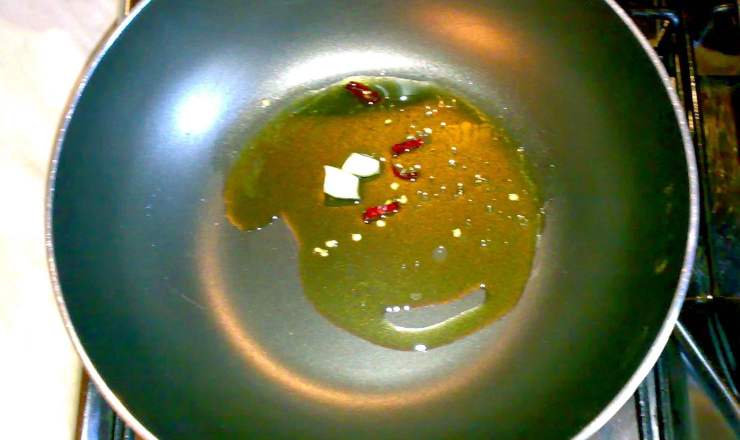 Iniziate pulendo il cavolo nero: eliminate le coste più dure dalle foglie e sciacquatele bene sotto l’acqua corrente. Sbollentatelo pochi minuti quindi scolatelo. Prendete una casseruola e versate abbondante olio extra vergine d’oliva, uno spicchio d’agio pelato e schiacciato e, se vi piace, un po’ di peperoncino fresco. Accendete a fuoco dolce e fate soffriggere, quindi aggiungete le foglie di cavolo a pezzetti e saltatele per un minuto.