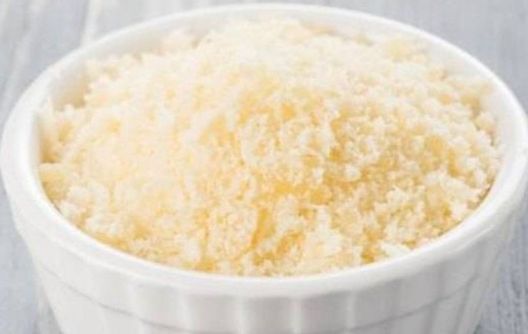 Una volta a temperatura ambiente, versate le patate in una ciotola capiente ed aggiungete abbondante olio extra vergine d’oliva, sale, pepe, un cucchiaio abbondante di pangrattato, rosmarino tritato e mescolate molto bene in modo che siano ben ricoperte. Alla fine aggiungete il parmigiano reggiano grattugiato ed amalgamate ancora.