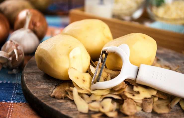 Iniziate lavando bene le patate, quindi asciugatele e pelatele. Tagliatele a pezzi e mettetele da parte: portate a bollore una pentola con abbondante acqua salata e cuocete le patate per circa 5/6 minuti non di più. Scolatele e fatele raffreddare.