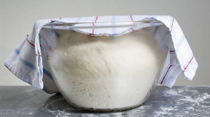 Coprite la ciotola con un panno o sigillatela con la pellicola per alimenti se fa molto freddo e lasciate lievitare per 2 ore in un luogo caldo ed asciutto, finché l’impasto avrà triplicato il suo volume. Meglio lieviterà, più sarà leggera la consistenza finale.Scaldate abbondante olio in una casseruola profonda e fatelo arrivare a temperatura: ideale sarebbe avere un termometro da cucina, perché questo passaggio è fondamentale per avere un frutto asciutto e digeribile.