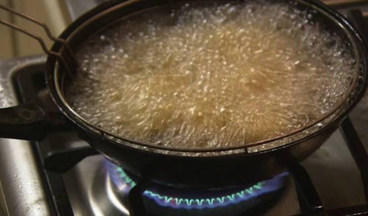 Diversamente potete usare il trucco del pezzetto di impasto: versatelo al centro della casseruola e, se sfrigola e sale a galla subito allora la temperatura sarà corretta. Prelevate l’impasto con le mani leggermente bagnate o con due cucchiai, formando delle palline irregolari e calatele in profondità nell’olio caldo.Friggetele pochi minuti, girandole finché diventano dorate e gonfie su tutti i lati. Scolatele su carta assorbente e servitele subito, calde e profumate con un pizzico di sale.