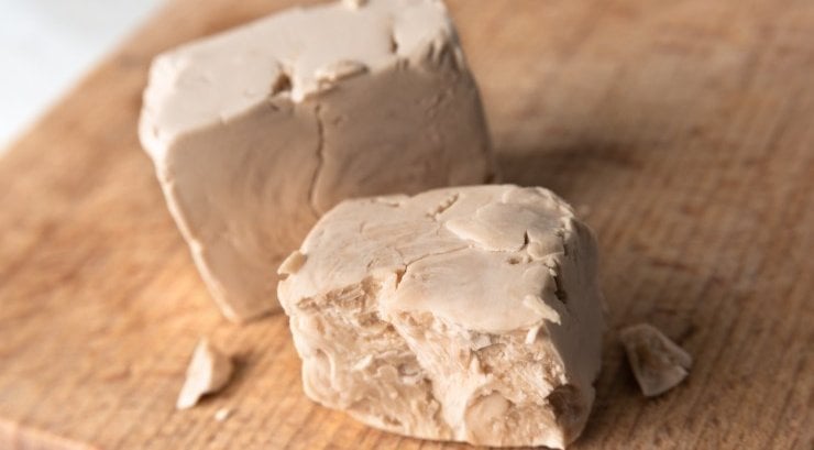 Iniziate versando l’acqua in un recipiente, quindi scioglietevi dentro il lievito sbriciolato ed aggiungete metà della farina poco alla volta mescolando con una forchetta. Fatto ciò unite circa 2 cucchiai di olio extra vergine d’oliva e metà del sale. Proseguite poi aggiungendo la restante farina fino ad ottenere un impasto un po’appiccicoso: a questo punto unite il restante sale e proseguite a mescolare con la forchetta fino a quando il composto avrà raggiunto una certa consistenza.