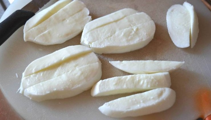 Tagliate la mozzarella a listarelle e fatela sgocciolare bene, poi tamponatela in modo che risulti quanto più asciutta possibile. Trascorso il tempo necessario prendete una teglia da forno ed ungetela con abbondante olio extra vergine d’oliva, quindi versate l’impasto ed allargatelo delicatamente con le dita dal centro verso i bordi. Coprite e lasciate lievitare ancora per circa mezz’ora, quindi condite con la passata, un altro filo d’olio, sale e mozzarella ben asciutta.