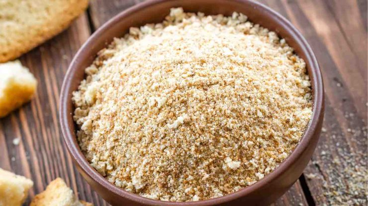 Trascorso il tempo necessario prendete il cavolfiore ben asciutto e trasferitelo in una ciotola capiente. Aggiungete sale e pepe, un po’ di prezzemolo tritato finemente, il parmigiano reggiano grattugiato e l’uovo. Iniziate a lavorare tutti gli ingredienti, quindi iniziate ad incorporare il pangrattato poco alla volta fino a raggiungere la consistenza desiderata: dovrà risultare morbido e lavorabile.