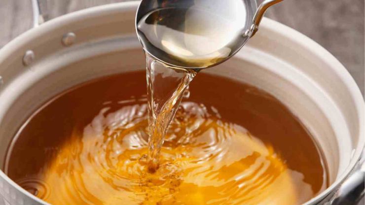 Richiudetelo delicatamente dando la forma del polpettone, ungetelo con olio extra vergine d’oliva e disponetelo in una teglia con un po’ di brodo vegetale caldo sul fondo: trasferite in forno e cuocete a 180 gradi per circa 45 minuti, fino a che apparirà rosolato e dorato all’esterno. Una volta terminata la cottura lasciatelo un attimo intiepidire, quindi servitelo subito con il suo cuore saporito e filante!