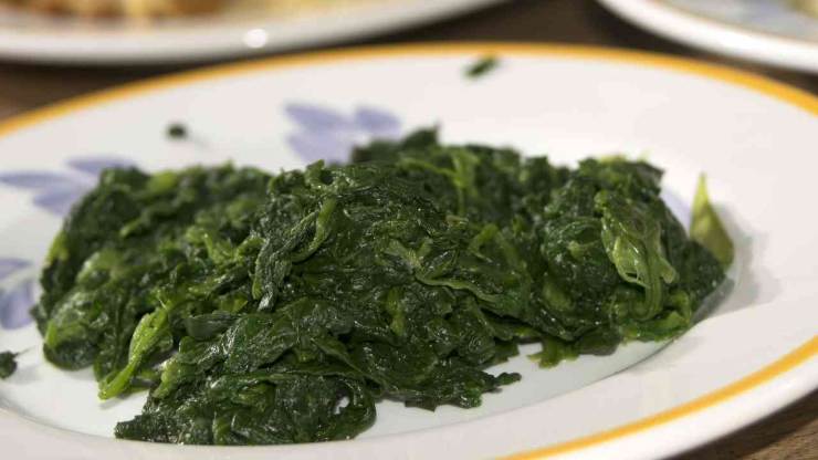 Iniziate sminuzzando la carne avanzata di arrosto molto finemente e mettetela da parte. Se possibile, versatela in un mixer ed azionate a più riprese per ottenere un composto più morbido ed omogeneo. Mettete un filo d’olio extra vergine d’oliva in una padella, aggiungete lo spicchio d’aglio e fatelo soffriggere, quindi unite gli spinaci, un pizzico di sale e saltate brevemente per far insaporire.