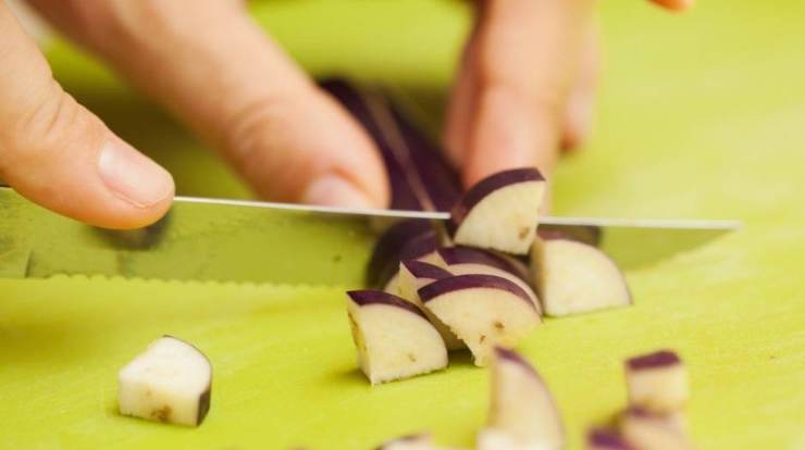 Iniziate lavando ed asciugando le melanzane, quindi tagliatele a tocchetti e mettetele in ammollo in acqua e sale in modo che perdano un po’ di sapore amaro. Trascorso il tempo necessario scolatele e strizzatele bene, quindi cuocetele in padella con un filo d’olio extra vergine d’oliva fino a che saranno morbidissime. Spegnete e schiacciatele con una forchetta oppure frullatele grossolanamente per ottenere una crema.