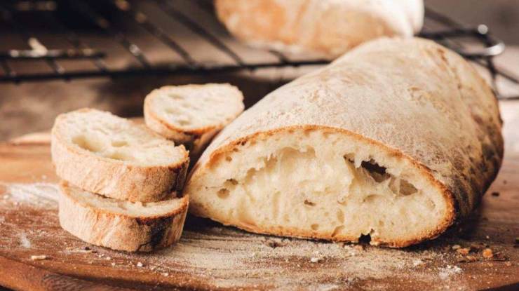 Versatele in una ciotola ed aggiungete le uova, il pane ammollato e strizzato, il parmigiano reggiano grattugiato, il sale, il pepe, il prezzemolo tritato e circa 100 grammi di pangrattato. Impastate fino ad ottenere un composto omogeneo e compatto ed aggiungete pangrattato se serve ad avere una consistenza morbida e lavorabile.