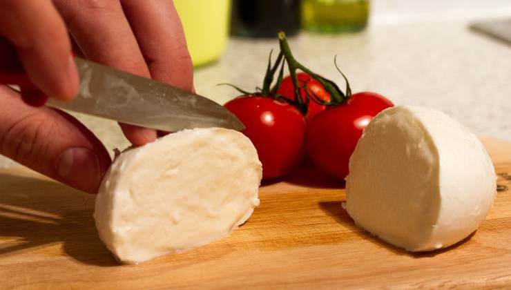 Stendete l’impasto su carta da forno formando un rettangolo: distribuite al centro le fette di prosciutto e la mozzarella tagliata e fettine e ben sgocciolata, quindi arrotolate il polpettone sigillando bene i bordi. Trasferite in una teglia unta, spennellatelo con olio extra vergine d’oliva e cuocete in forno a 180 gradi per 35/40 minuti circa. Una volta formata una crosticina dorata fuori spegnete e fate appena intiepidire, poi servitelo subito!