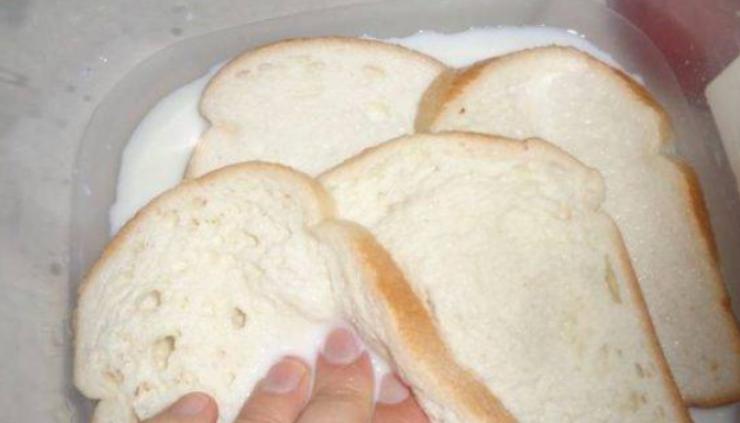 Iniziate mettendo in ammollo il pane nel latte freddo fino a che sarà ben morbido e lo avrà assorbito completamente. Fatto ciò versate la carne macinata in un recipiente capiente ed aggiungete il sale ed il pepe, il parmigiano reggiano grattugiato, l’uovo, un po’ di aglio pelato e prezzemolo tritati finemente, se vi piacciono. Appena il pane sarà morbido scolatelo ed aggiungetelo agli altri ingredienti.