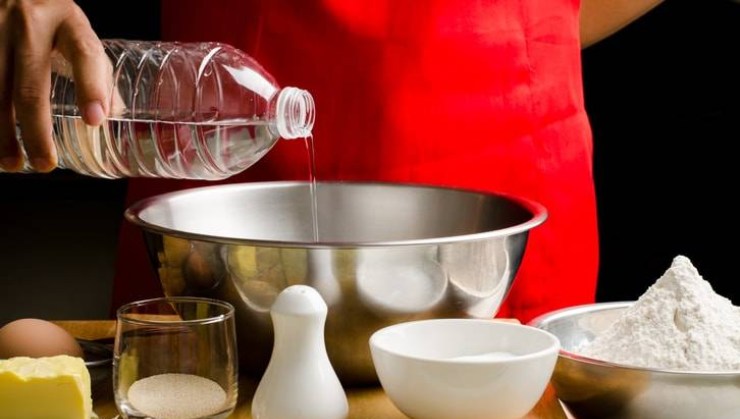 Preparate la base ovvero la pie crust mescolando farina, zucchero e sale in un recipiente capiente. Aggiungete poi il burro freddo e lavoratelo con la punta delle dita fino ad ottenere delle briciole. Versate l’acqua fredda ed impastate velocemente fino a formare un panetto: avvolgetelo nella pellicola e lasciatelo riposare 30 minuti in frigo.