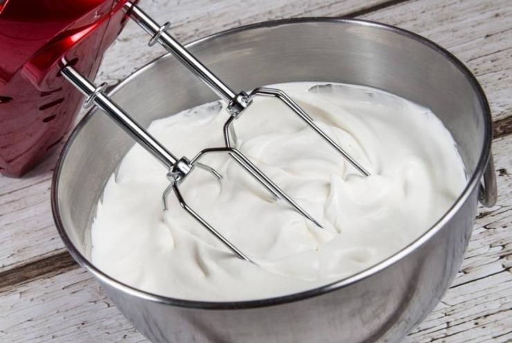 Versate il ripieno nella base precotta e trasferite nuovamente in forno. Cuocete la torta a 180 gradi per 45/50 minuti, fino a che il centro apparirà sodo, ma non asciutto: estraetela e lasciatela raffreddare completamente, poi sformatela con delicatezza e servitela con un po’ di panna montata. Buona torta di zucca o meglio pumpkin pie a tutti!