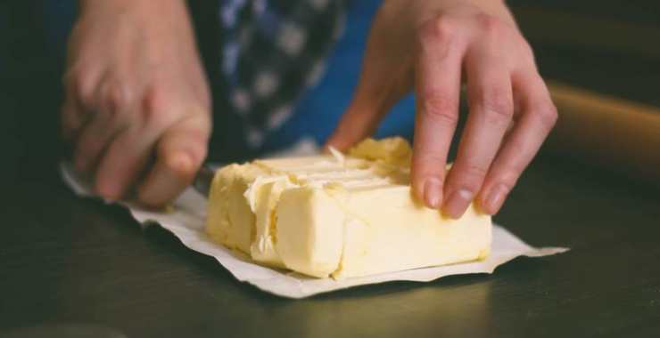 Prendete il cioccolato fondente fuso ed aggiungetelo nella ciotola con gli altri ingredienti. Unite anche il burro a pezzetti morbido e lavorate il composto in modo da ottenere un impasto omogeneo. Versate anche il latte ed ultimate creando un composto compatto e morbido.