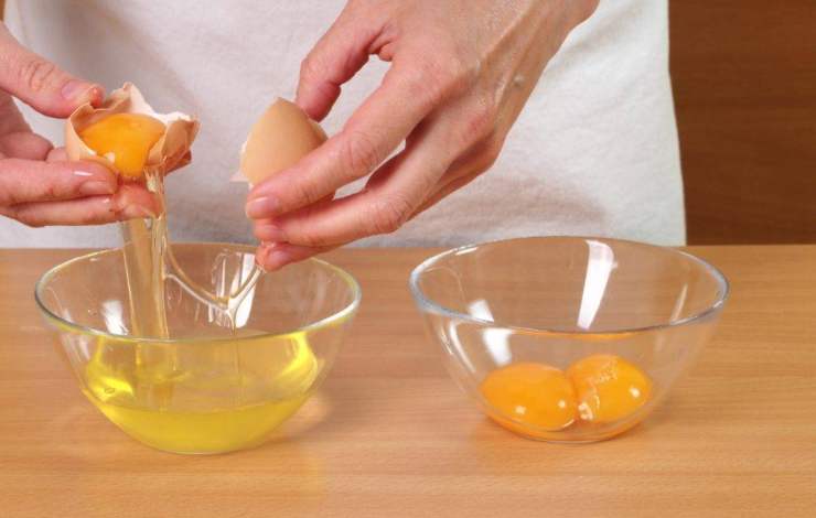 Iniziate separando i tuorli dagli albumi: montate i primi con lo zucchero fino ad ottenere un composto chiaro e spumoso. Unite il mascarpone ai tuorli montati e mescolate delicatamente fino ad ottenere una crema liscia. Fatto ciò montate gli albumi a neve ferma ed incorporateli alla crema di mascarpone, mescolando dal basso verso l’alto per non evitare di smontare il composto.