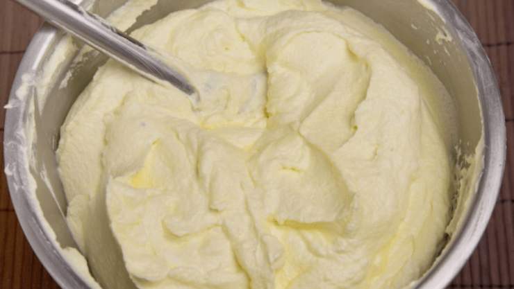 Preparate il caffè e lasciatelo raffreddare completamente: inzuppate velocemente i savoiardi, uno alla volta e sistemateli in uno strato sul fondo di una pirofila. Coprite con metà della crema, poi fate un altro strato di savoiardi inzuppati e completate con la crema restante.