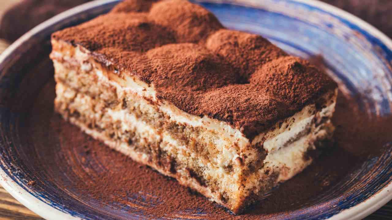 Mi preparo alle feste con un bel tiramisù: ricetta originale con le dosi corrette, trucchi e consigli per farlo perfetto