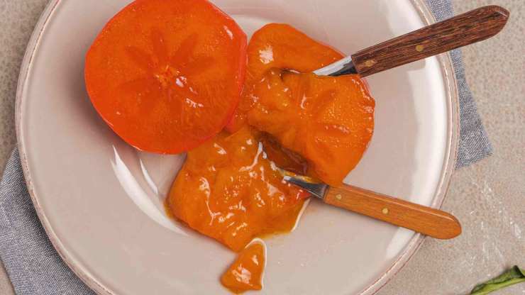 Iniziate lavando e tagliando i cachi: prelevate la polpa e frullatela in un mixer fino ad ottenere una crema liscia e vellutata, quindi mettertela da parte. In una ciotola capiente setacciate la farina, il cacao ed il lievito per dolci, poi aggiungete lo zucchero di canna e mescolate con una frusta. In un altro recipiente versate la polpa di cachi frullata e l’olio di semi e mescolate bene anche questi.