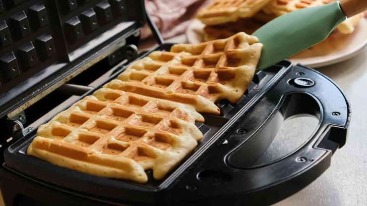 Giunta alla temperatura giusta, versate un mestolino di impasto in modo da riempire giusto la superficie della piastra: dovrà essere non troppo spesso, perchè poi chiudendo resti all’interno della forma. Cuocete per circa 2/3 minuti, controllate per evitare che si scurisca troppo. Procedete in questo modo fino a terminare l’impasto, quindi godetevi i vostro waffle velocissimi e golosi con il toppig che preferite!