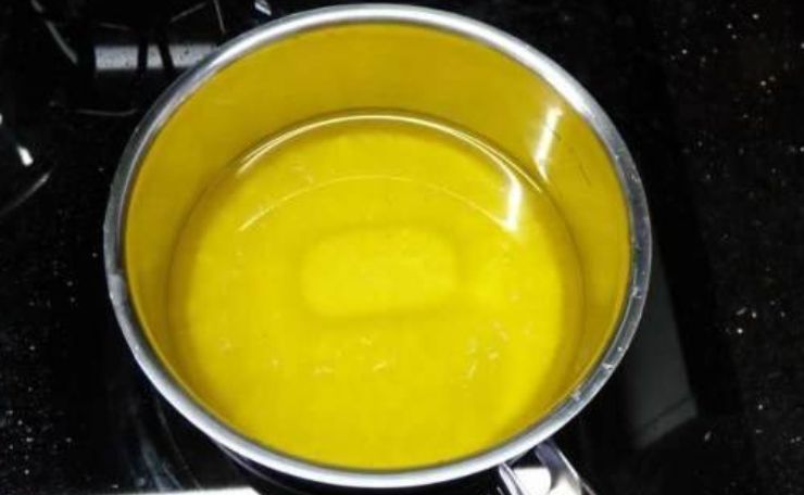 Iniziate versando in una ciotola capiente la farina setacciata insieme al lievito e lo zucchero: mescolate con una forchetta per amalgamare gli ingredienti. Sciogliete il burro in un pentolino, facendo attenzione a che non si scurisca troppo o si bruci, quindi spegnete e fatelo intiepidire. In un recipiente a parte versate il latte a temperatura ambiente e le uova: con una frusta a mano mescolate quanto basta per creare un composto uniforme.