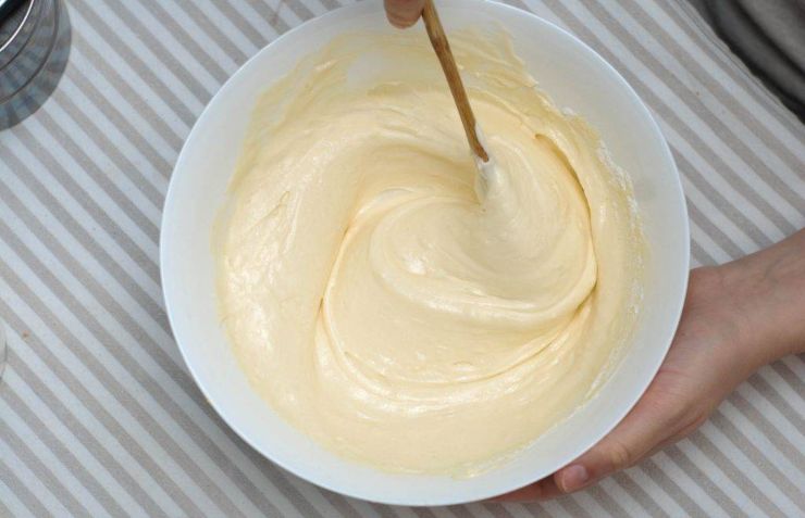 Aggiungete ai liquidi anche il burro fuso ormai intiepidito e l’estratto di vaniglia, quindi iniziate ad incorporare il mix di farina e zucchero poco alla volta, procedendo ad amalgamare continuamente con la frusta in modo da evitare la formazione di grumi. Terminato questo passaggio ed ottenuto un impasto morbido ed omogeneo, scaldate la vostra piastra per waffle.