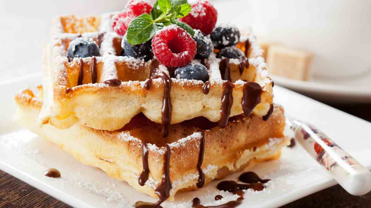 Waffle alti e morbidi facilissimi e veloci senza riposo, scaldi la piastra ed in 10 minuti hai la colazione in tavola