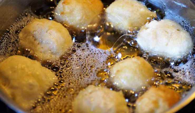 Prelevate piccole porzioni di impasto con un cucchiaio unto e lasciatele cadere nell’olio bollente aiutandovi con un altro cucchiaio. Friggete poche zeppole per volta, girandole finché saranno dorate in modo uniforme. Scolatele su carta assorbente e rotolatele ancora calde nello zucchero semolato, con un pizzico di cannella se amate il profumo speziato. Gustatele nella loro irresistibile morbidezza!