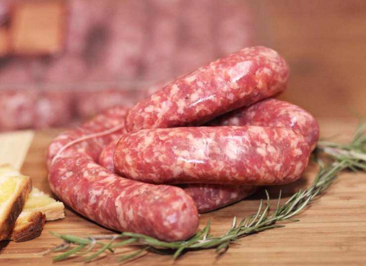 Versate il vino bianco secco e lasciate sfumare completamente la parte alcolica. Aggiungete anche le patate, mescolate bene per far insaporire e lasciate cuocere per qualche minuto. Fatto ciò unite anche le foglie di cavolo nero, un pizzico di sale e pepe, poi versate il brodo caldo fino a coprire bene il tutto. Coprite e lasciate bollire a fuoco basso per circa 40 minuti.