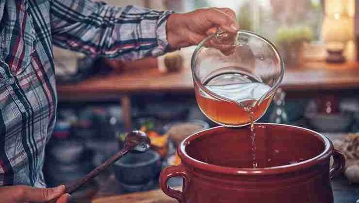 Aggiungete il resto del brodo e proseguite la cottura fino a che la zuppa sarà densa e profumata. Regolate di sale e pepe, distribuite la zuppa in ciotoline di terracotta, adagiate sopra le fette di pane e coprite con abbondante emmenthal grattugiato. Passate quindi le ciotoline in forno e gratinate la zuppa a 220 gradi in modalità grill per circa 10 minuti oppure fino a quando la superficie sarà dorata e filante. Servite subito e gustatela così, calda e fumante!